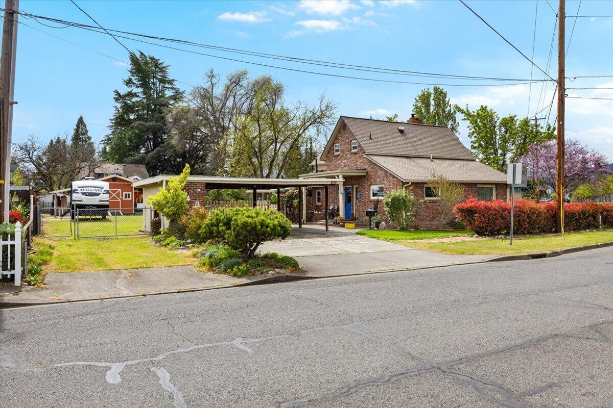 440 Bush Street Central Point, OR 97502 - Photo 38 of 40 a view of a house with a street