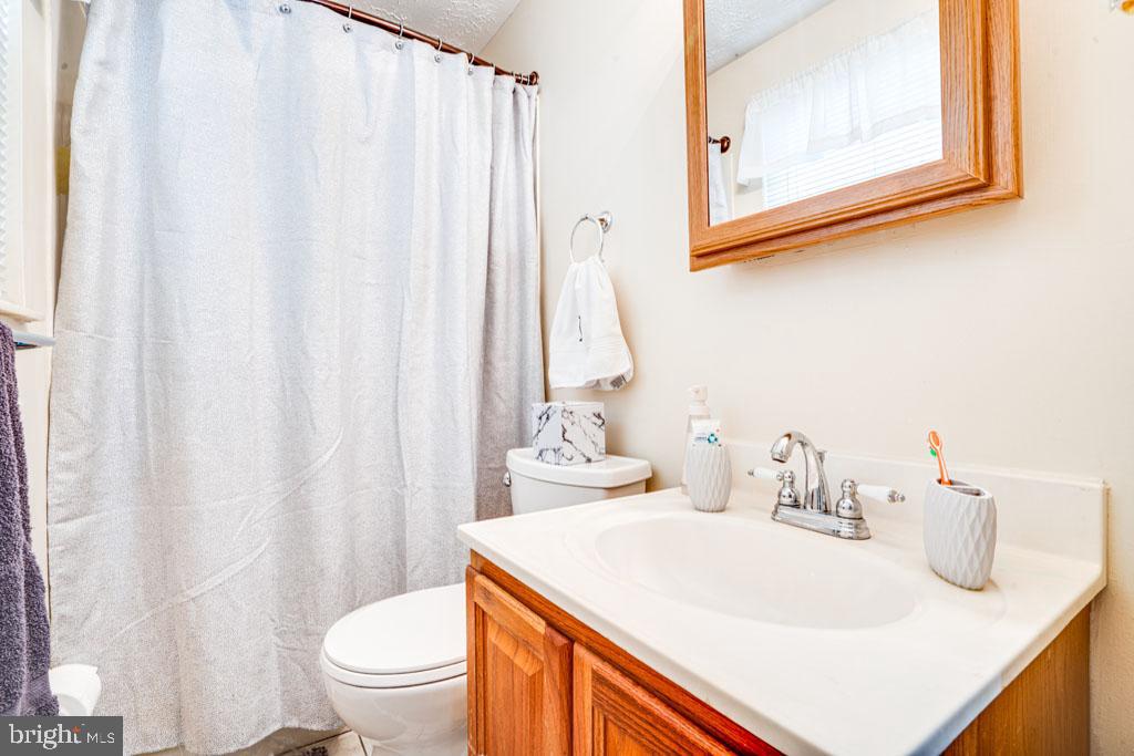 12718 Northcliff Road Bowie, MD 20720 - Photo 19 of 38 Primary Bedroom Bathroom