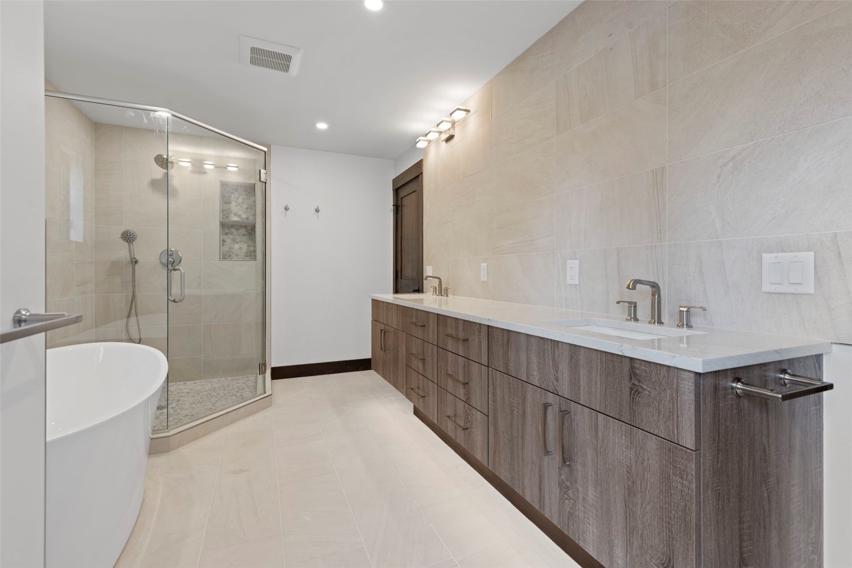 310 3rd Avenue, Unit 2 Frisco, CO 80443 - Photo 23 of 41 Large 5 piece bath