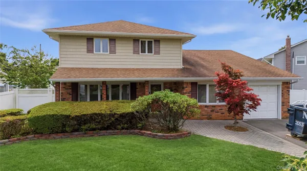 $869,000 | 6 Navy Drive, Smithtown, NY 11787