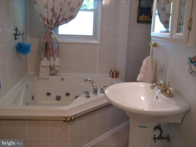 8122 Highpoint Road Curtis Bay, MD 21226 - Photo 15 of 22 MAIN BATH W/JETTED SOAKING TUB