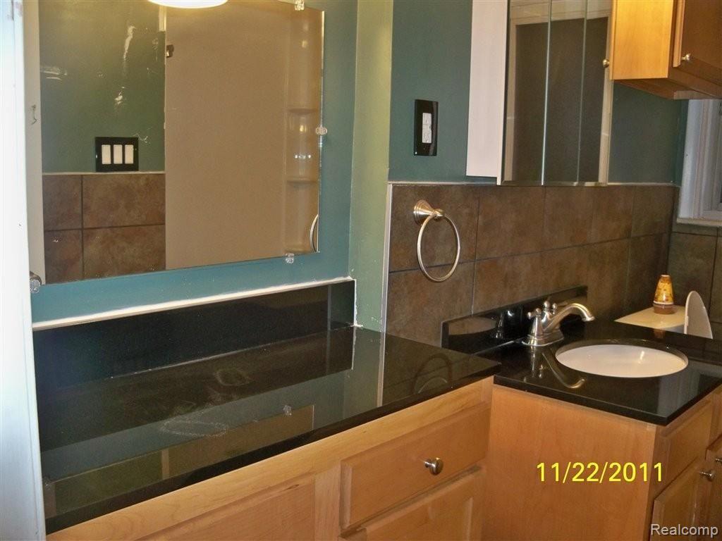 9159 Hemingway Street Redford, MI 48239 - Photo 10 of 13 nov 2011 357.JPG