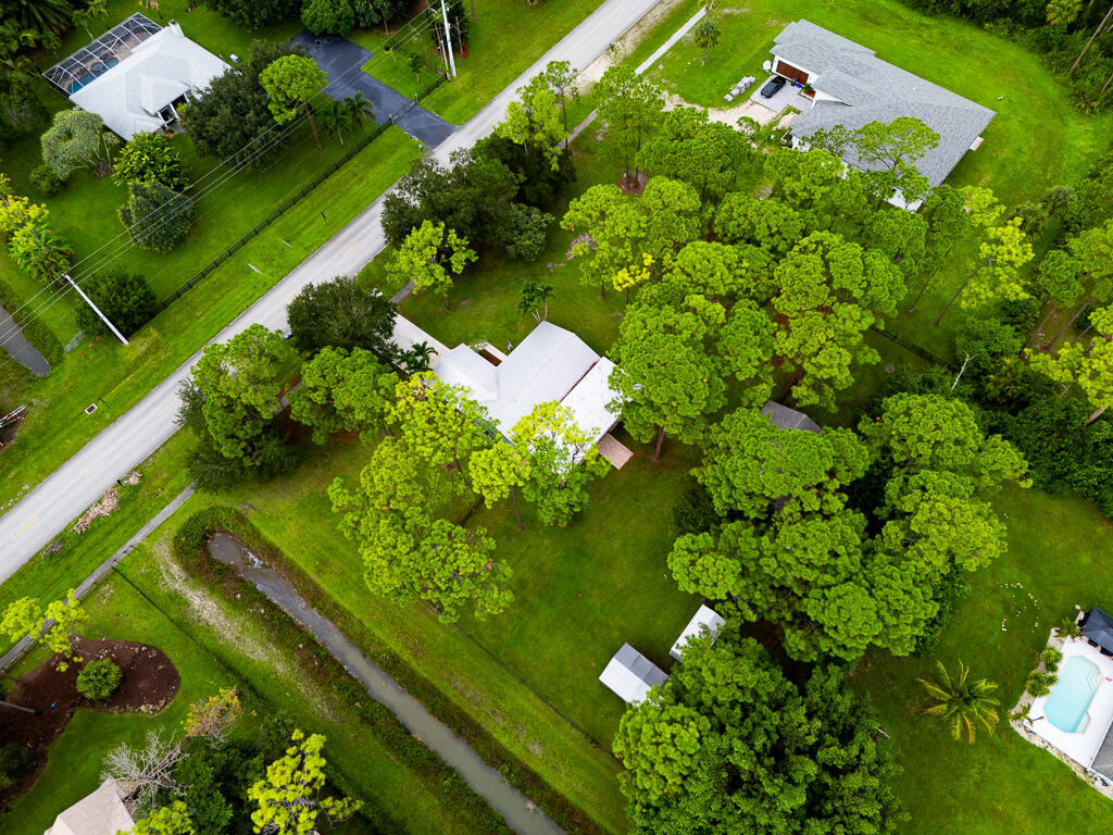 15733 Temple Boulevard Loxahatchee, FL 33470 - Photo 26 of 27 a view of a bunch of flowers in a garden