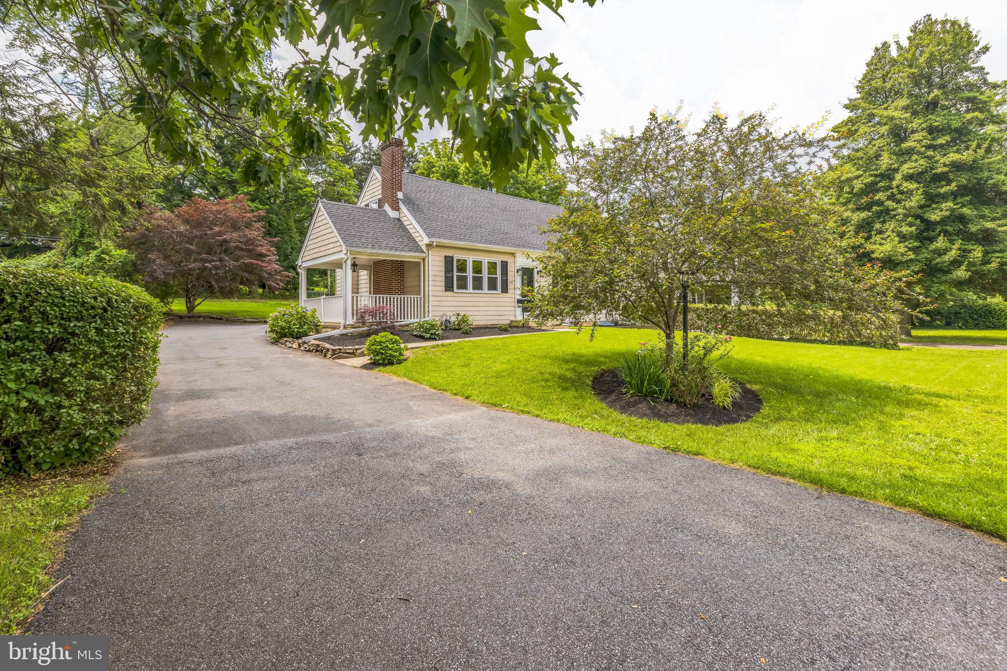 424 North Rolling Road Springfield, PA 19064 - Photo 3 of 29 Exterior Side with driveway