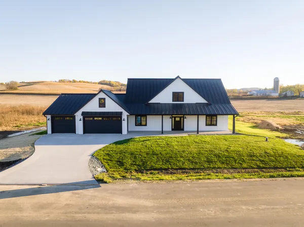 $675,000 | W4051 Twin Creeks Road, La Crosse, WI 54601