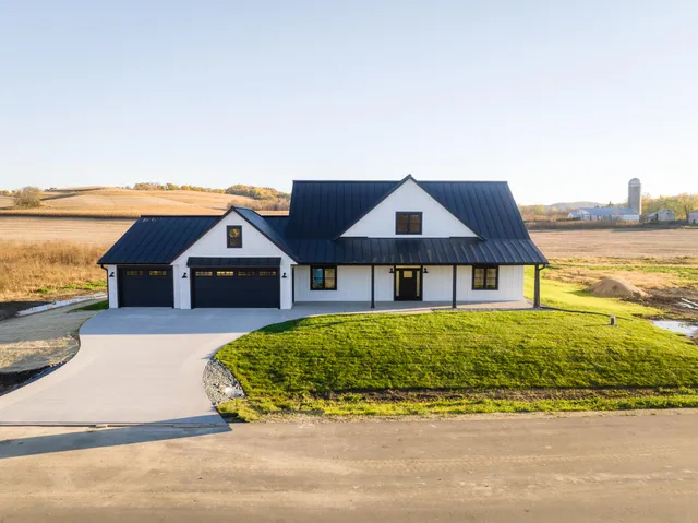 $689,900 | W4051 Twin Creeks Road, La Crosse, WI 54601