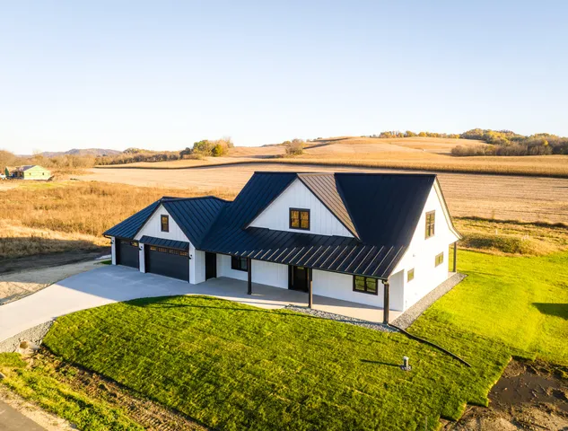 $689,900 | W4051 Twin Creeks Road, La Crosse, WI 54601