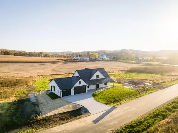 $675,000 | W4051 Twin Creeks Road, La Crosse, WI 54601