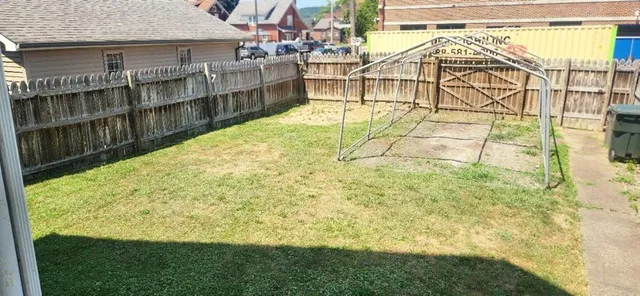 a view of a backyard