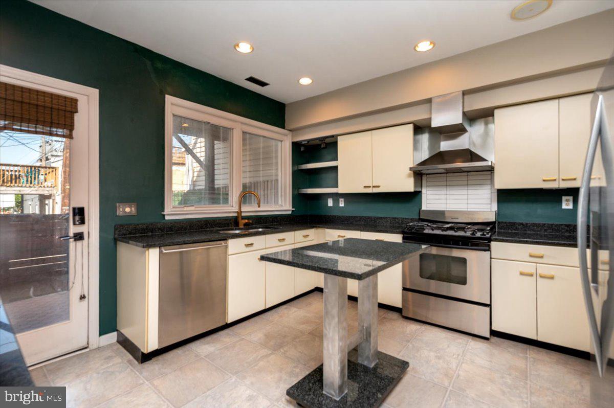 1450 Riverside Avenue Baltimore, MD 21230 - Photo 10 of 38 Kitchen