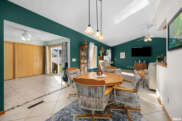 $275,000 | 605 East 13th Ave Court, Coal Valley, IL 61240