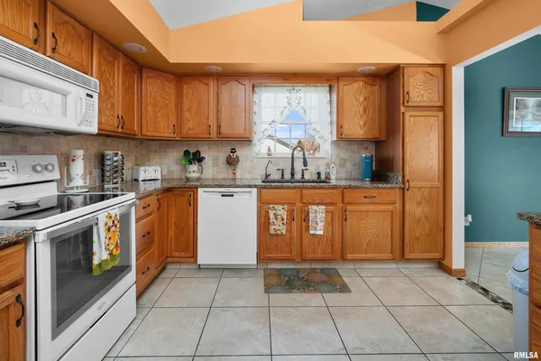 $275,000 | 605 East 13th Ave Court, Coal Valley, IL 61240