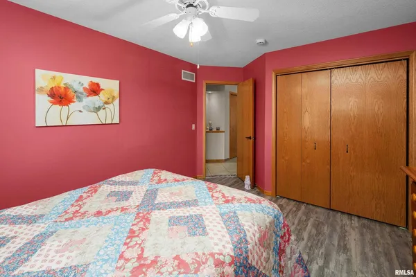 $275,000 | 605 East 13th Ave Court, Coal Valley, IL 61240