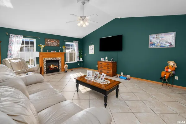 $275,000 | 605 East 13th Ave Court, Coal Valley, IL 61240