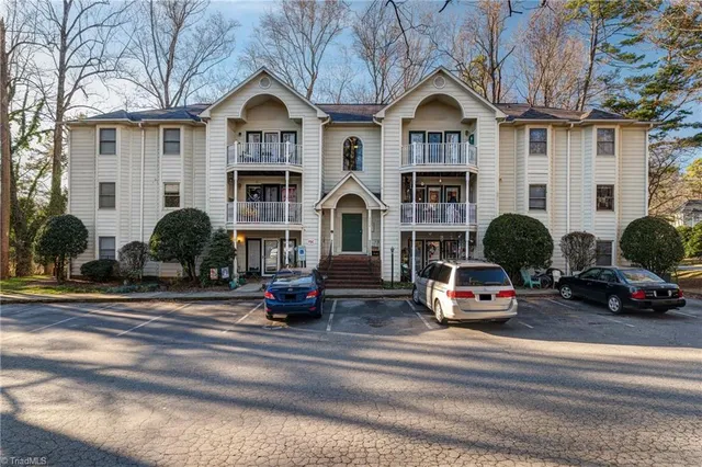 $1,400 | 5934 West Friendly Avenue, Unit K, Greensboro, NC 27410