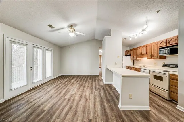 $1,400 | 5934 West Friendly Avenue, Unit K, Greensboro, NC 27410