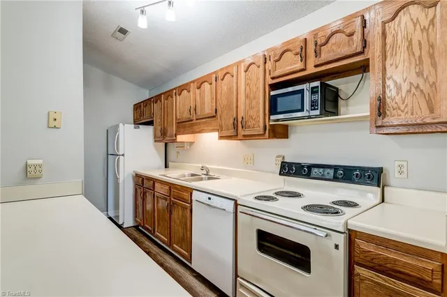 $1,400 | 5934 West Friendly Avenue, Unit K, Greensboro, NC 27410