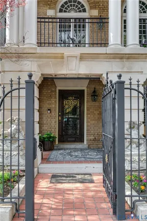 a view of entryway with a front door