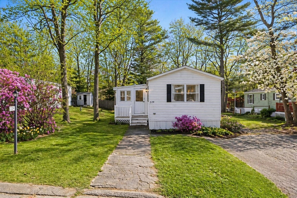 199 Windswept Road Wareham, MA 02571 - Photo 2 of 29 a front view of a house with garden