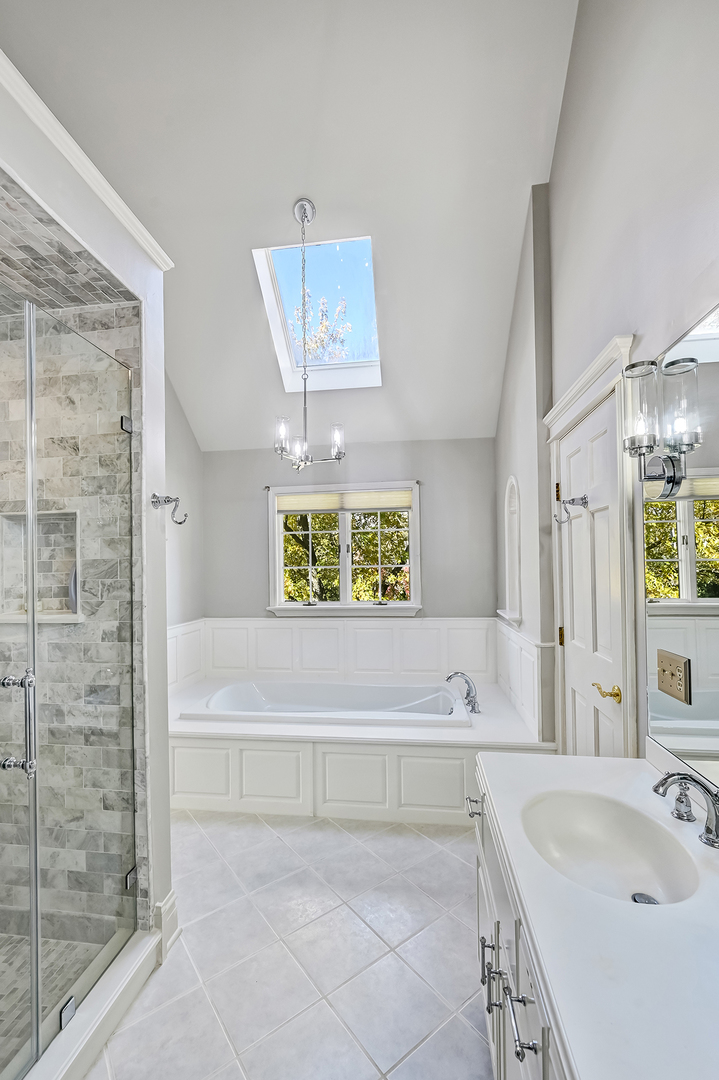 540 Ridgemoor Drive Willowbrook, IL 60527 - Photo 26 of 62 a bathroom with a bathtub and a sink