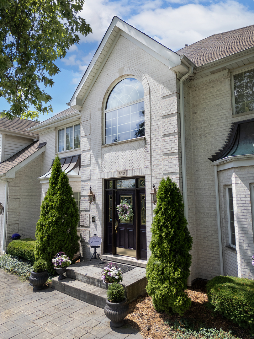 540 Ridgemoor Drive Willowbrook, IL 60527 - Photo 3 of 62 a front view of a house with a garden