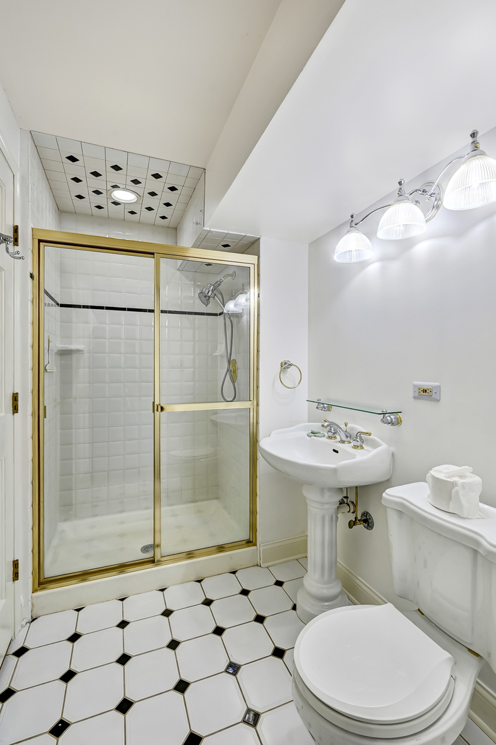 540 Ridgemoor Drive Willowbrook, IL 60527 - Photo 33 of 62 a bathroom with a sink toilet and shower