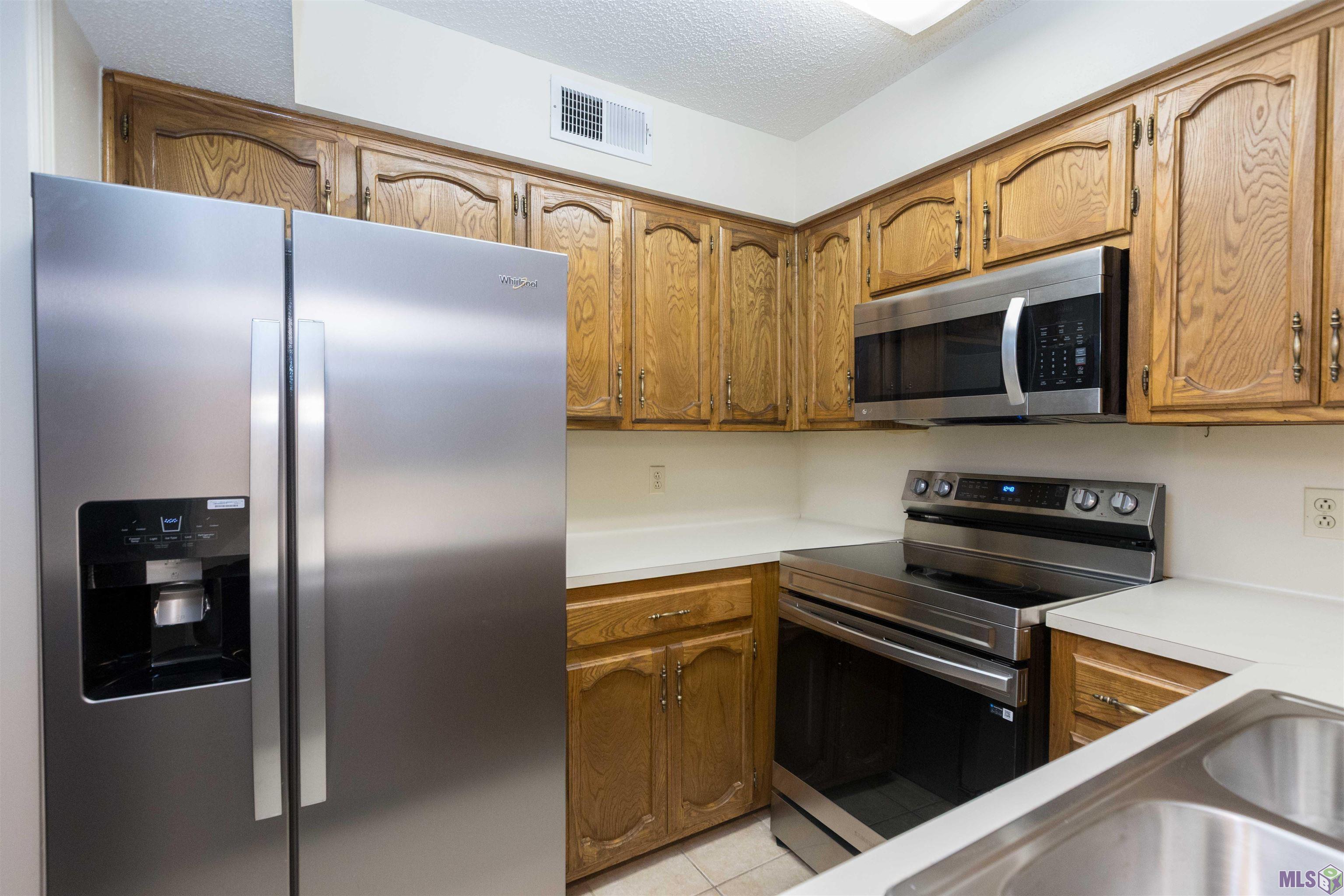 141 East Boyd Drive, Unit 211 Baton Rouge, LA 70808 - Photo 12 of 23 Kitchen