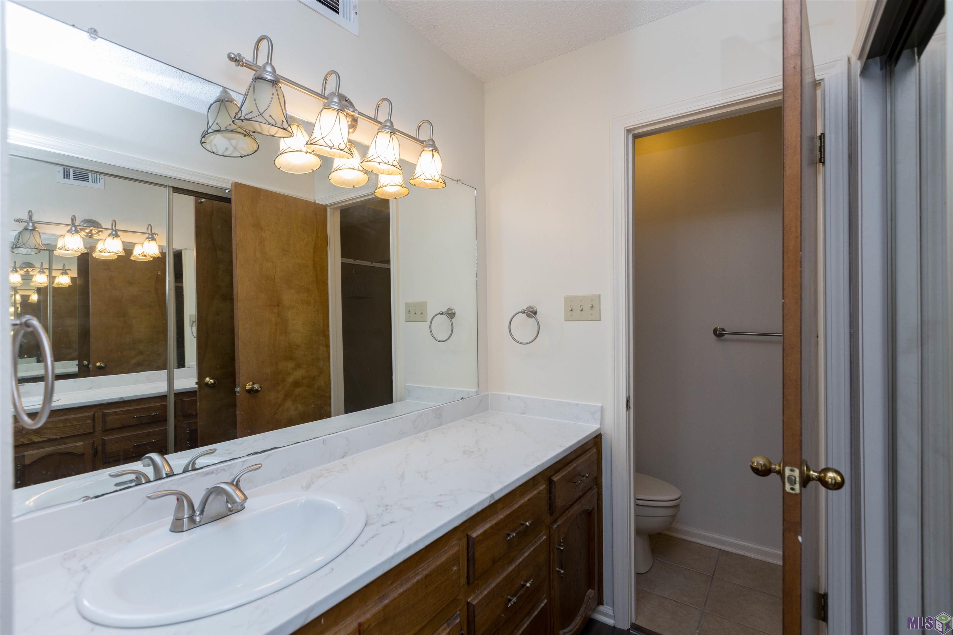 141 East Boyd Drive, Unit 211 Baton Rouge, LA 70808 - Photo 14 of 23 Primary Bathroom