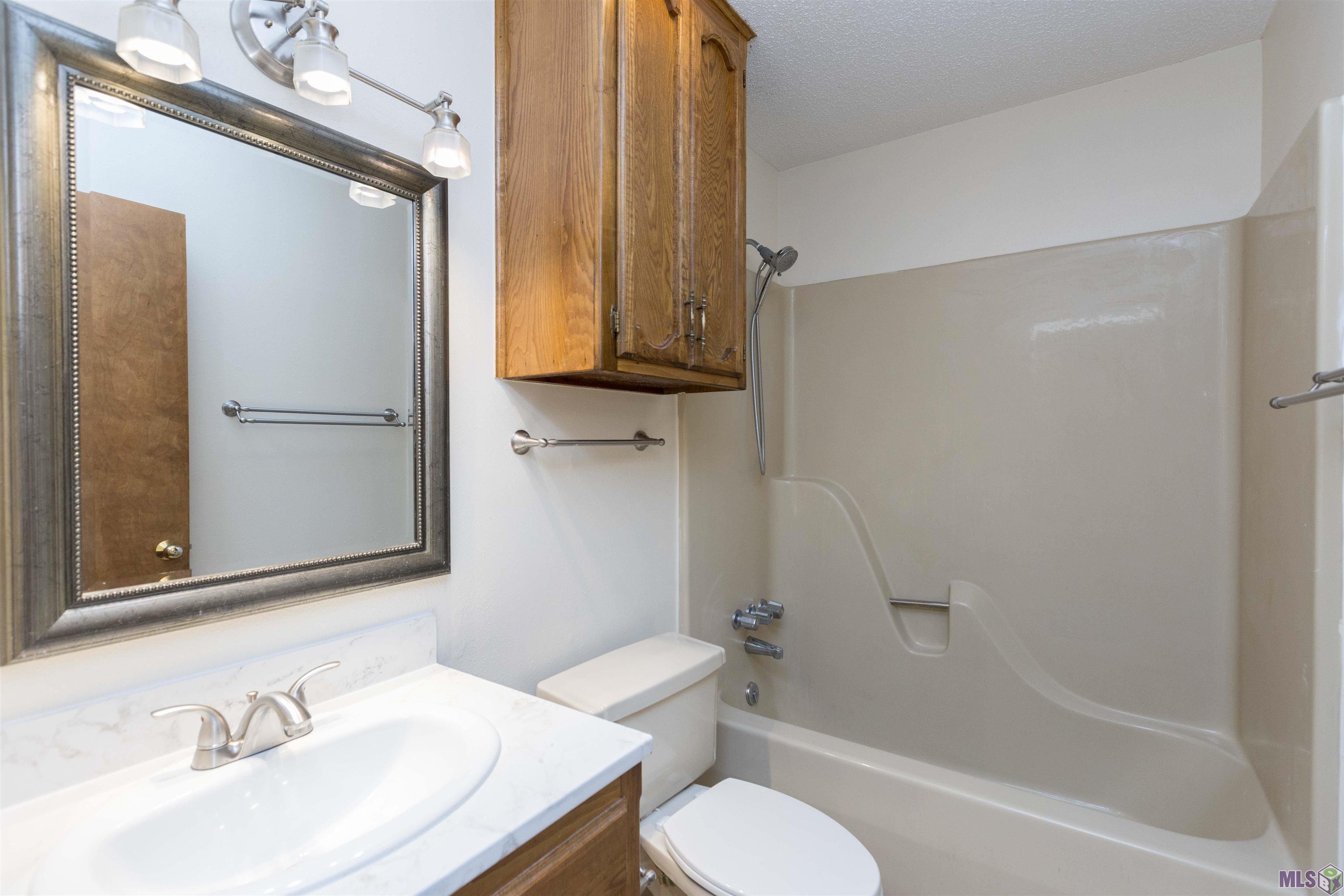 141 East Boyd Drive, Unit 211 Baton Rouge, LA 70808 - Photo 19 of 23 Hall Bathroom