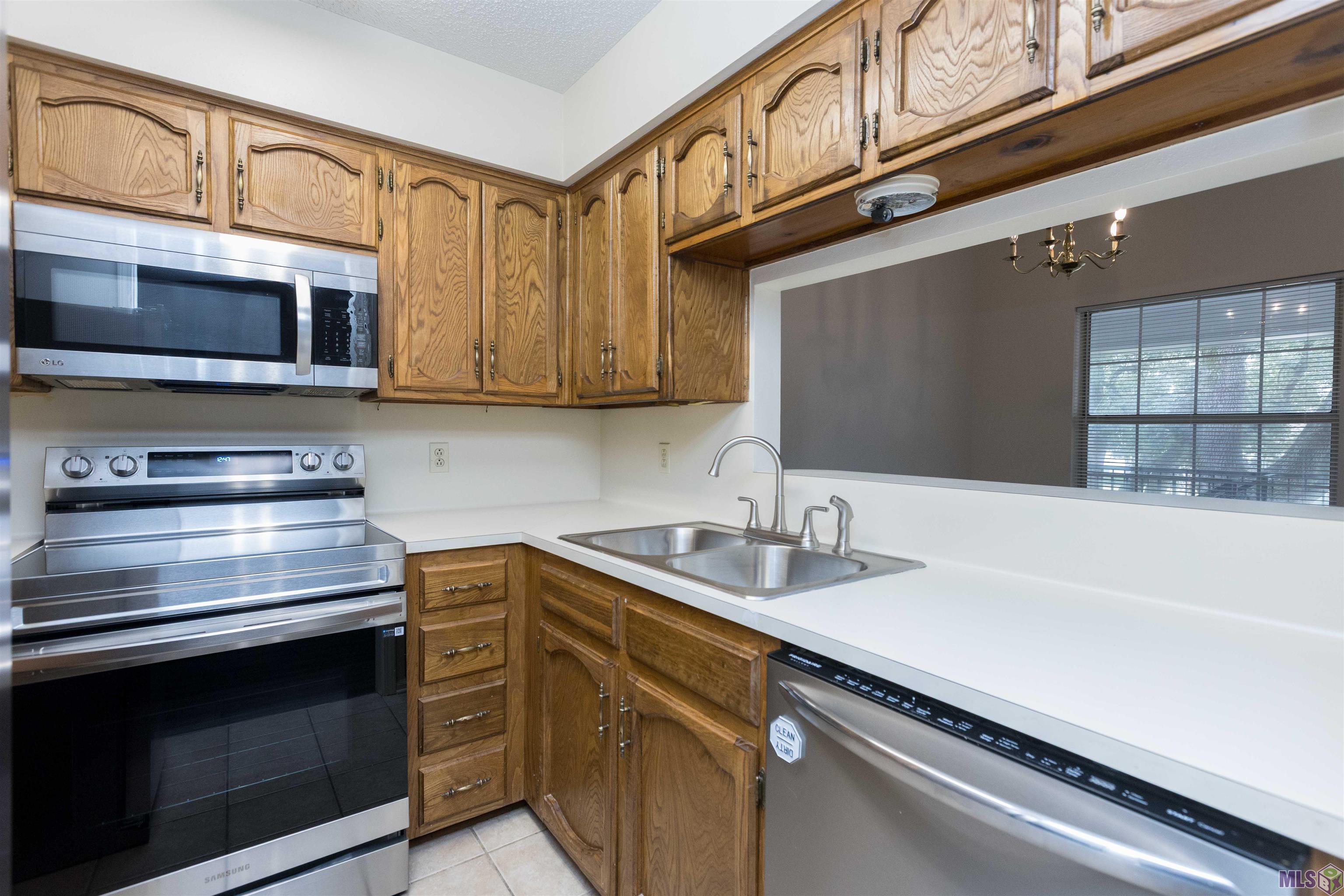 141 East Boyd Drive, Unit 211 Baton Rouge, LA 70808 - Photo 10 of 23 Kitchen