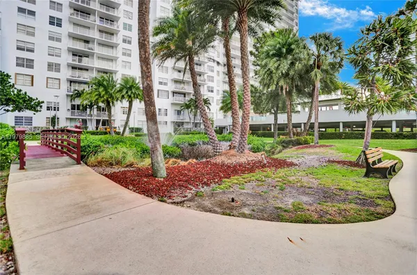 $2,300 | 2801 Northeast 183rd Street, Unit 507W, Aventura, FL 33160