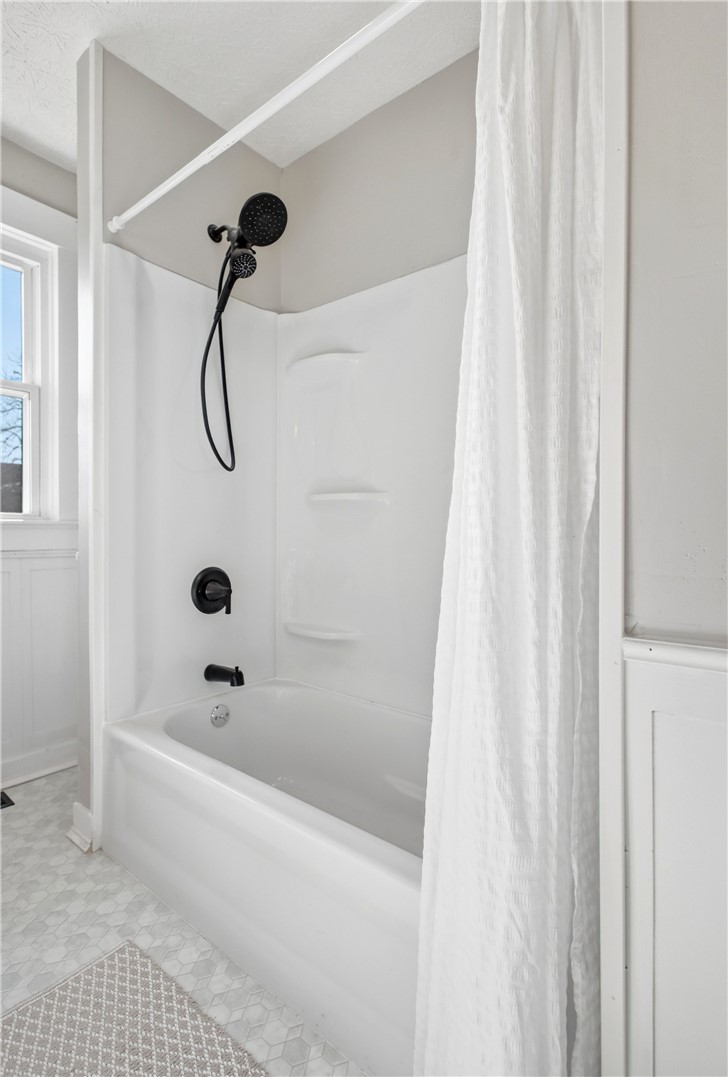 1925 Sunset Avenue Springfield, OH 45505 - Photo 26 of 45 This clean and inviting tub and shower combination offers everyday comfort and convenience.