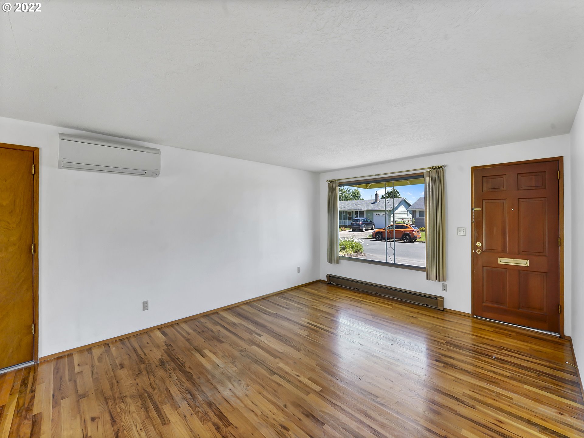 1723 Princeton Road Woodburn, OR 97071 - Photo 3 of 32 Living Room