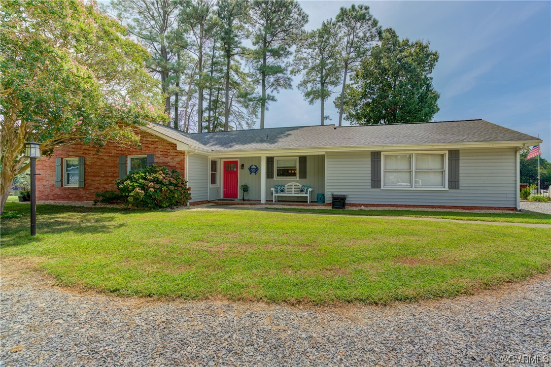 20 South Sioux Road Kilmarnock, VA 22482 - Photo 2 of 46 a front view of a house with a garden