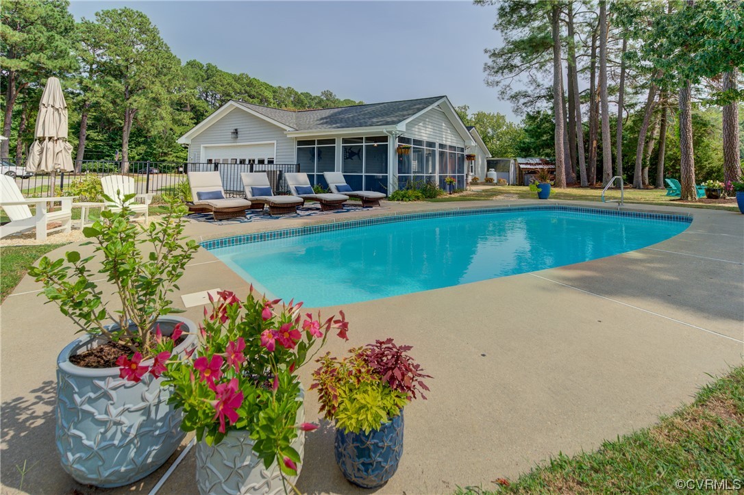 20 South Sioux Road Kilmarnock, VA 22482 - Photo 8 of 46 a front view of a house with a yard and fountain