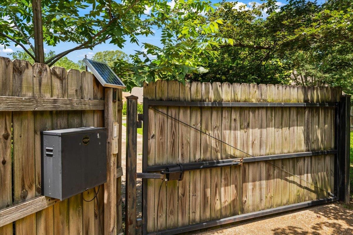 252 Barry Road Memphis, TN 38117 - Photo 32 of 39 automatic gate.