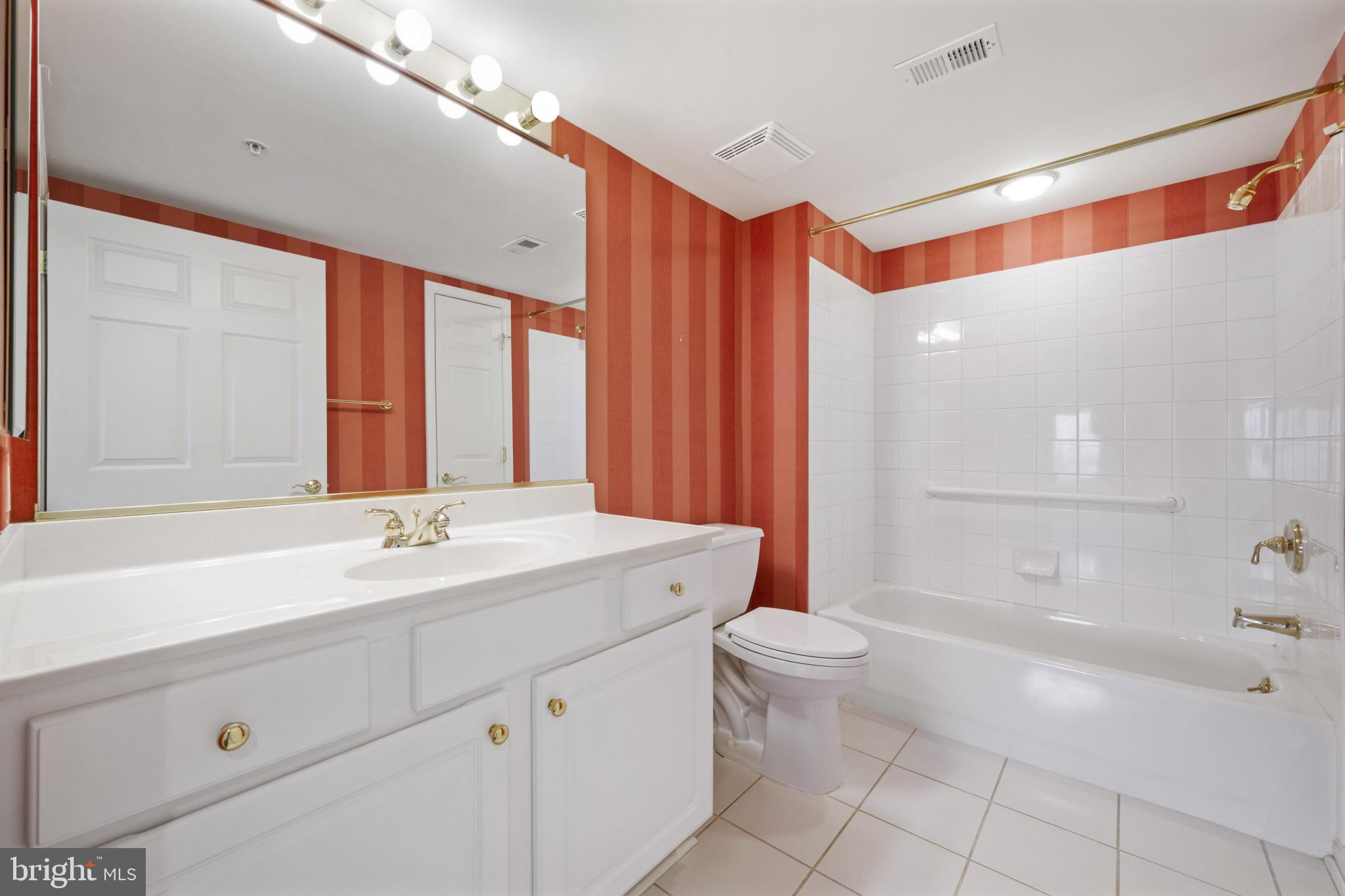 12246 Roundwood Road, Unit 707 Lutherville-Timonium, MD 21093 - Photo 18 of 24 Family bath