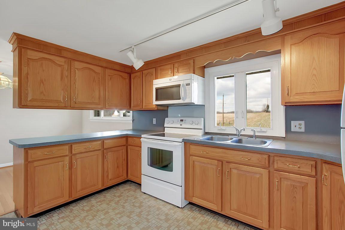 1900 White Hall Road White Hall, MD 21161 - Photo 2 of 21 Oak cabinets that look like new1