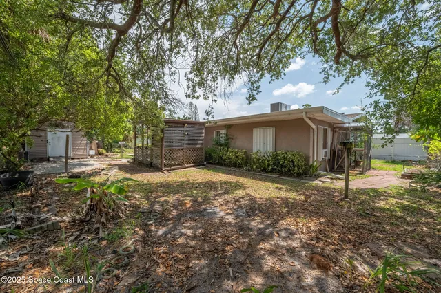 a view of a house with backyard and garden