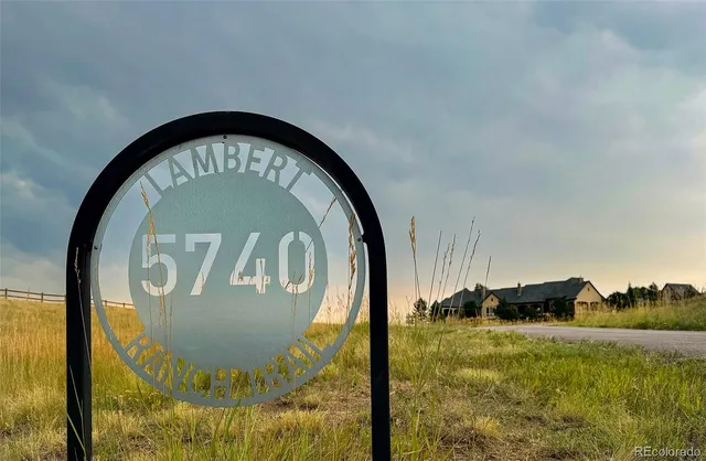 a view of residential houses with outdoor space