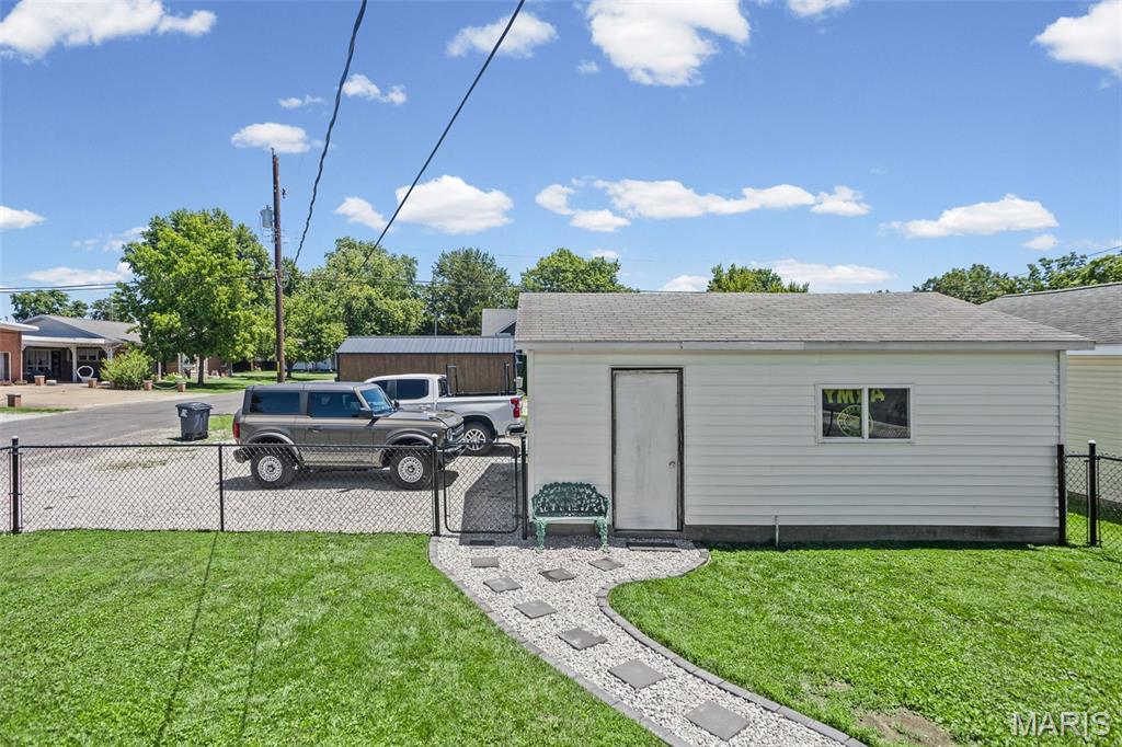 1001 South Macoupin Street Gillespie, IL 62033 - Photo 9 of 38