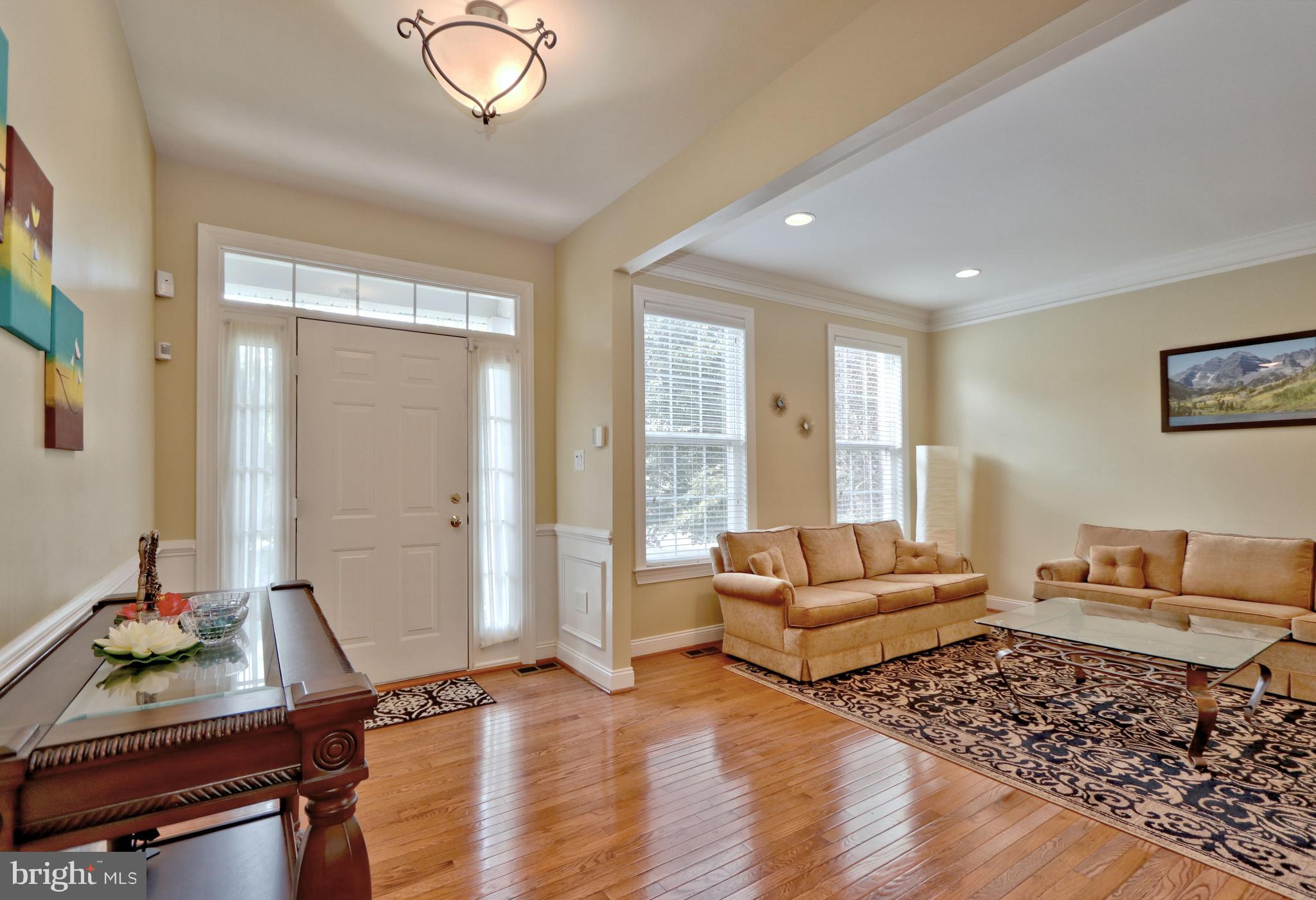 23 Kyle Court Mount Laurel, NJ 08054 - Photo 6 of 57 Crown Molding and Wains Coating detail!