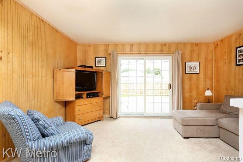 32745 Bunert Road Warren, MI 48088 - Photo 25 of 30 Family Room.jpg