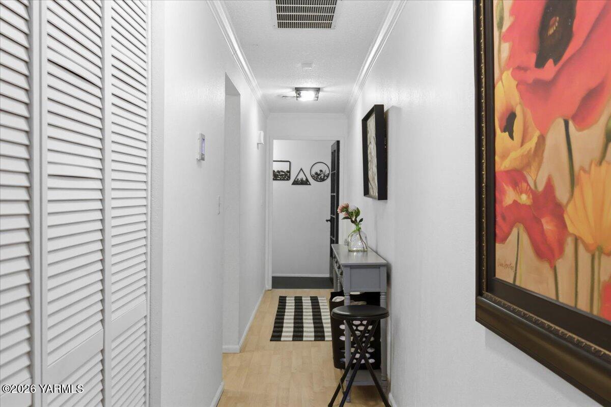 701 South 38th Avenue, Unit 11 Yakima, WA 98902 - Photo 15 of 23 16-Main Hallway
