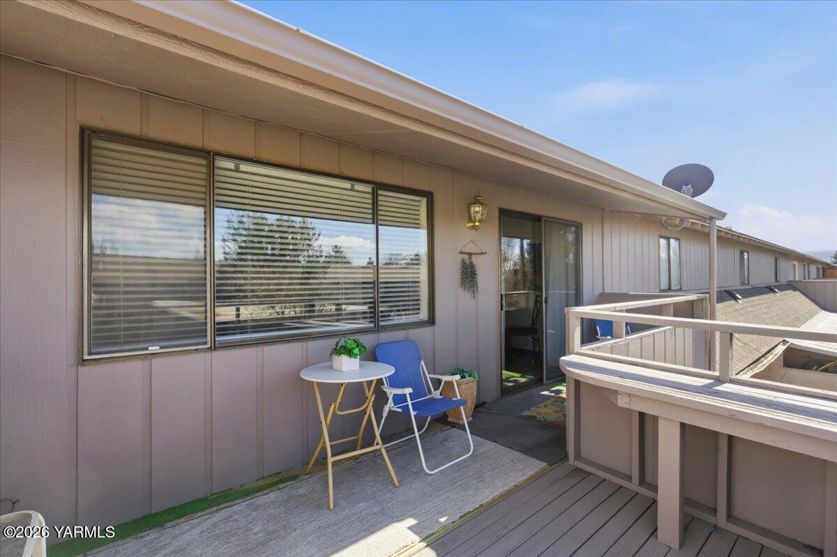 701 South 38th Avenue, Unit 11 Yakima, WA 98902 - Photo 17 of 23 18A-Deck Seating Area