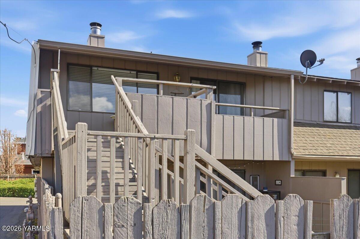 701 South 38th Avenue, Unit 11 Yakima, WA 98902 - Photo 18 of 23 18A-Outside Deck Steps