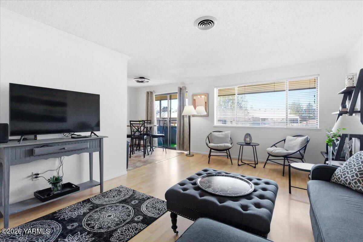 701 South 38th Avenue, Unit 11 Yakima, WA 98902 - Photo 3 of 23 03A- Entertainment Space