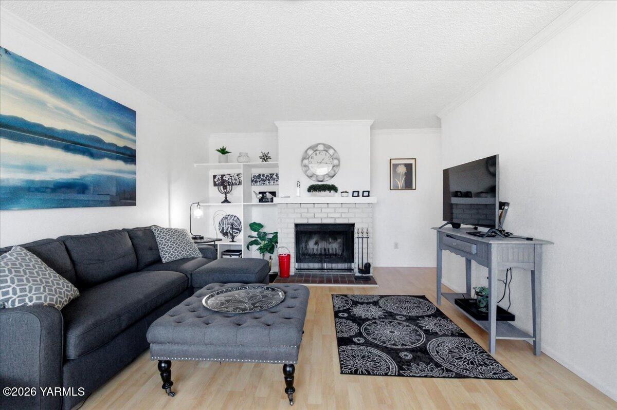 701 South 38th Avenue, Unit 11 Yakima, WA 98902 - Photo 4 of 23 03B-Fully Furnished Condo