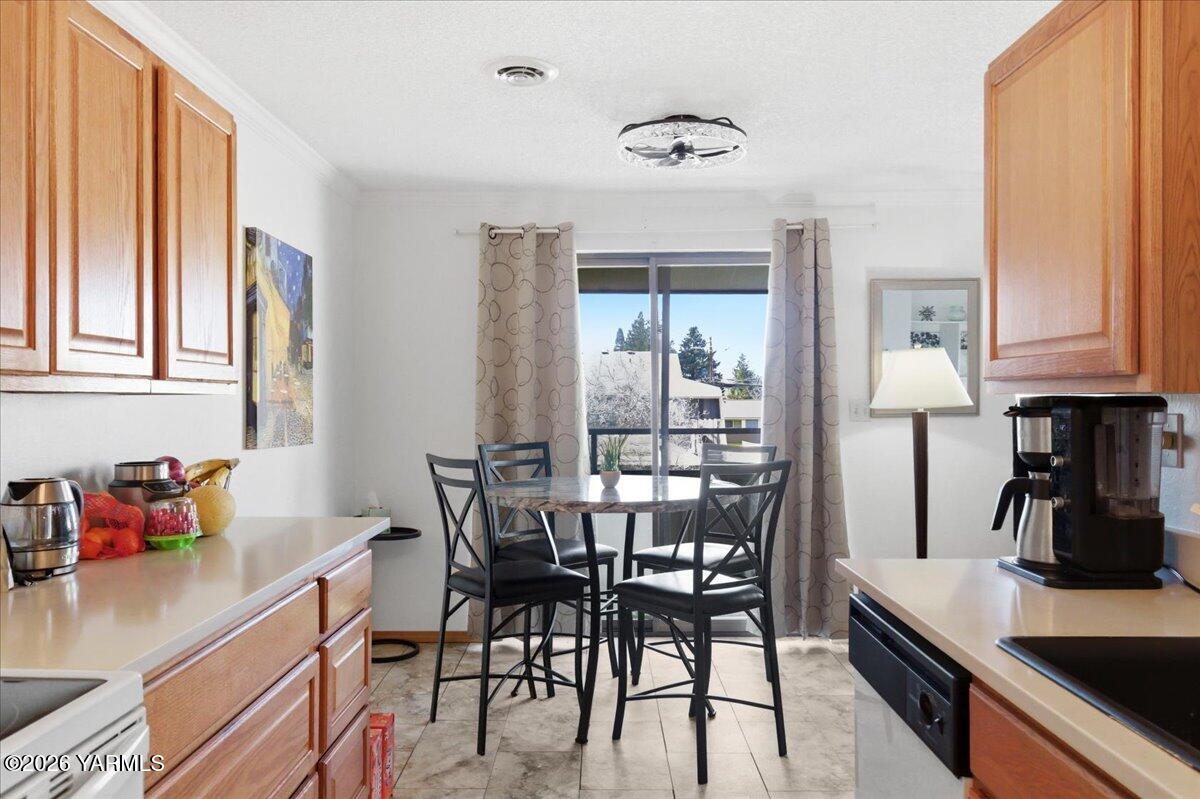 701 South 38th Avenue, Unit 11 Yakima, WA 98902 - Photo 6 of 23 04-Kitchen-Dining