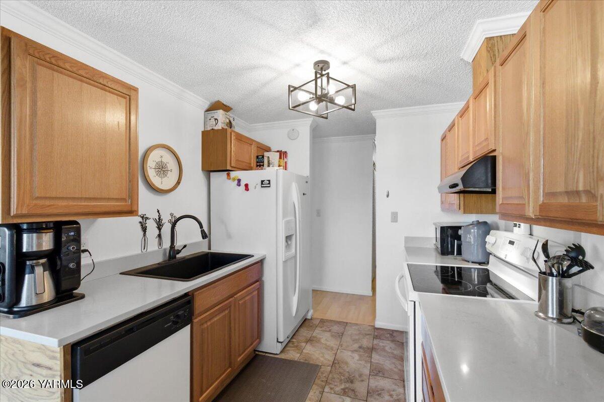 701 South 38th Avenue, Unit 11 Yakima, WA 98902 - Photo 7 of 23 05-Kitchen 2